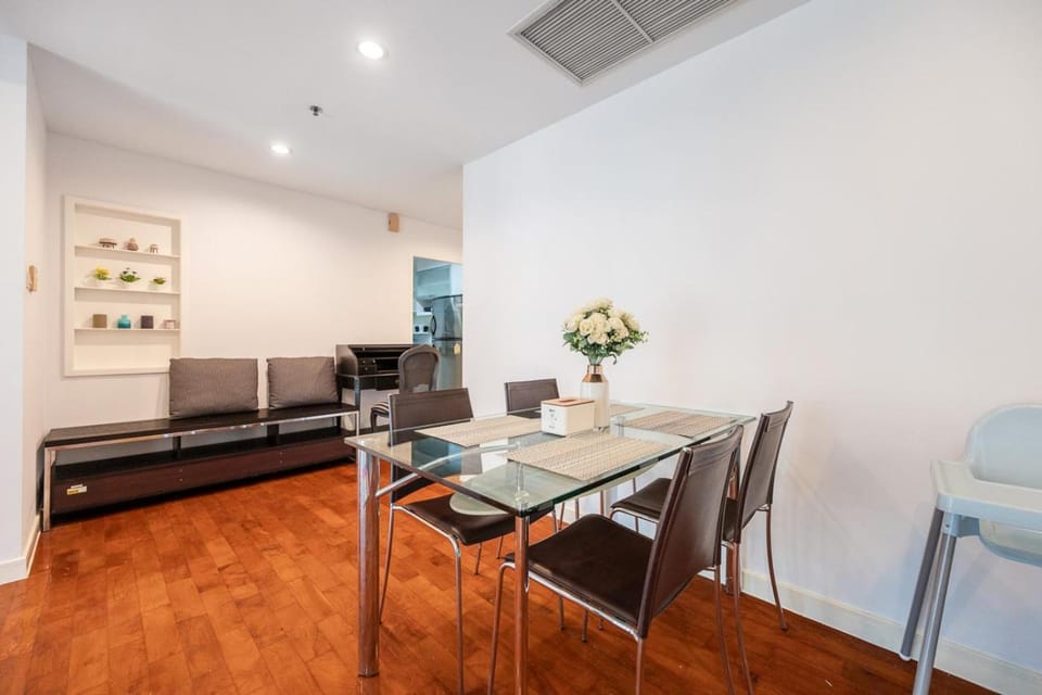 BTS Phromphong Sukhumvit 24 Family suite 2 Bedroom 2 Bathroom Apartment in Bangkok