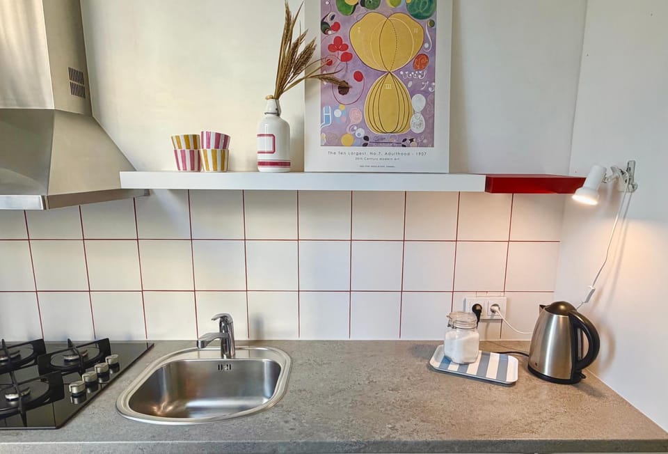 Coffee/tea facilities, Kitchen or kitchenette, stove