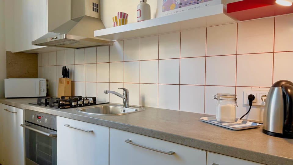 Coffee/tea facilities, Kitchen or kitchenette, stove