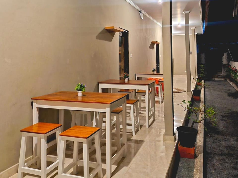 Patio, Living room, Seating area, Dining area