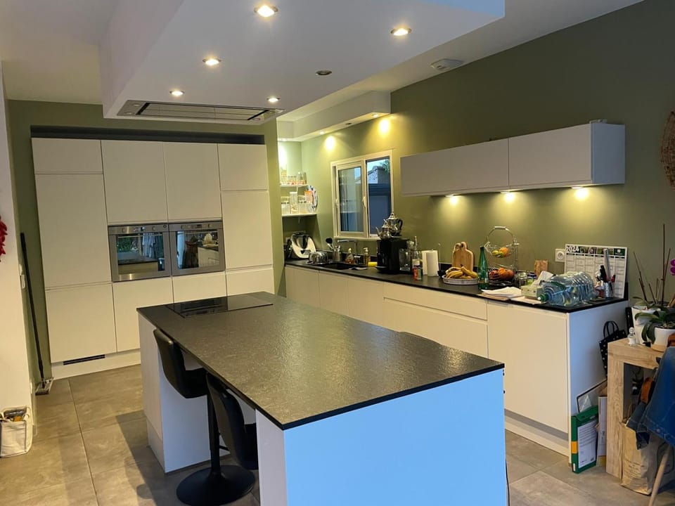 Kitchen or kitchenette, oven