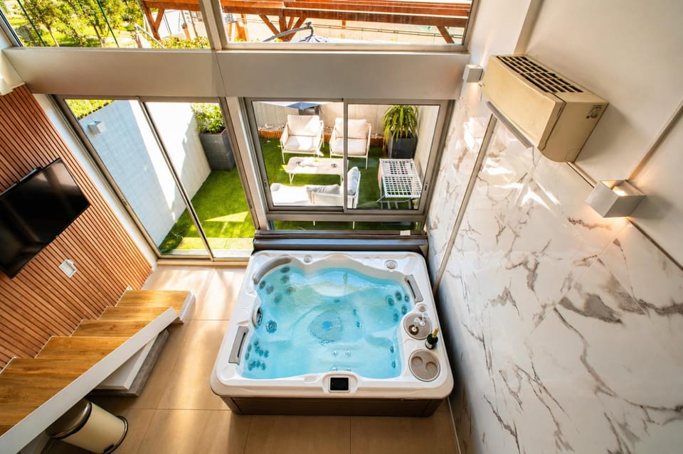 Hot Tub, Photo of the whole room
