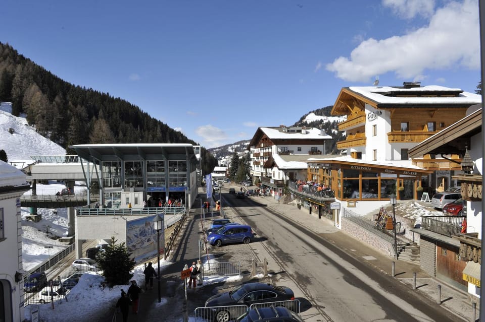 Property building, Neighbourhood, Natural landscape, Winter, Mountain view, Street view