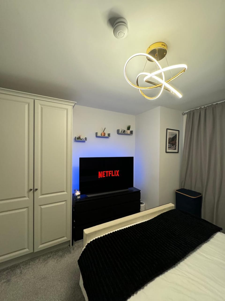 Bed, TV and multimedia, Photo of the whole room, Evening entertainment, Bedroom