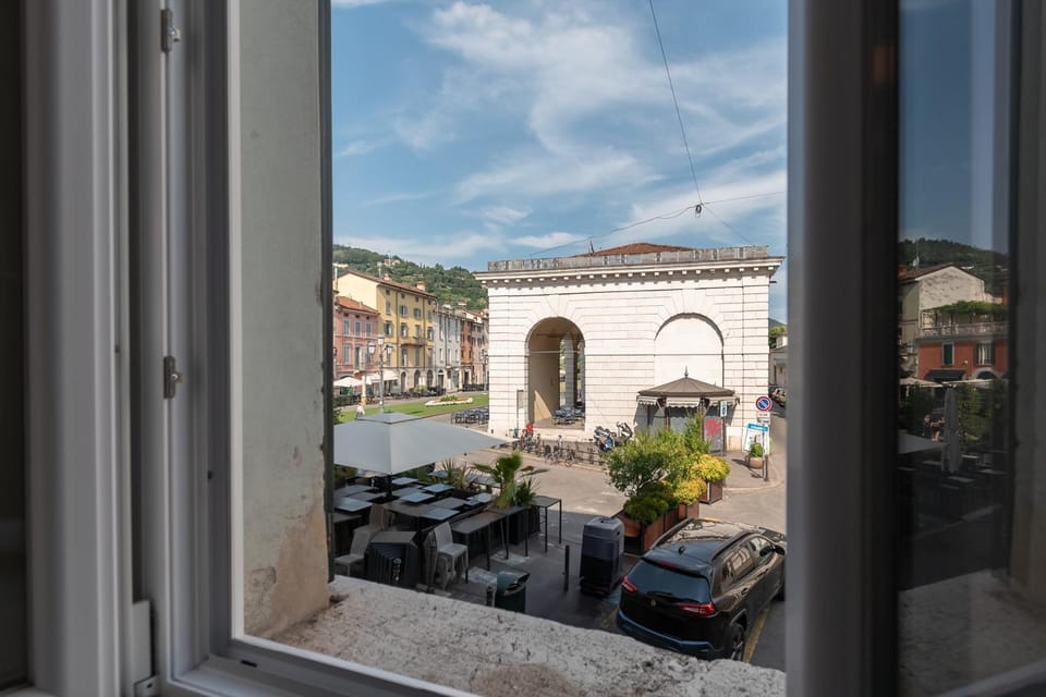 Property building, Patio, Day, Mountain view, Location, Parking