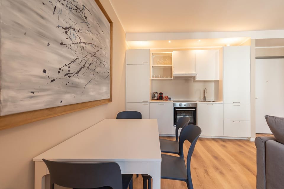 Kitchen or kitchenette, Living room, Seating area, Dining area, oven, stove