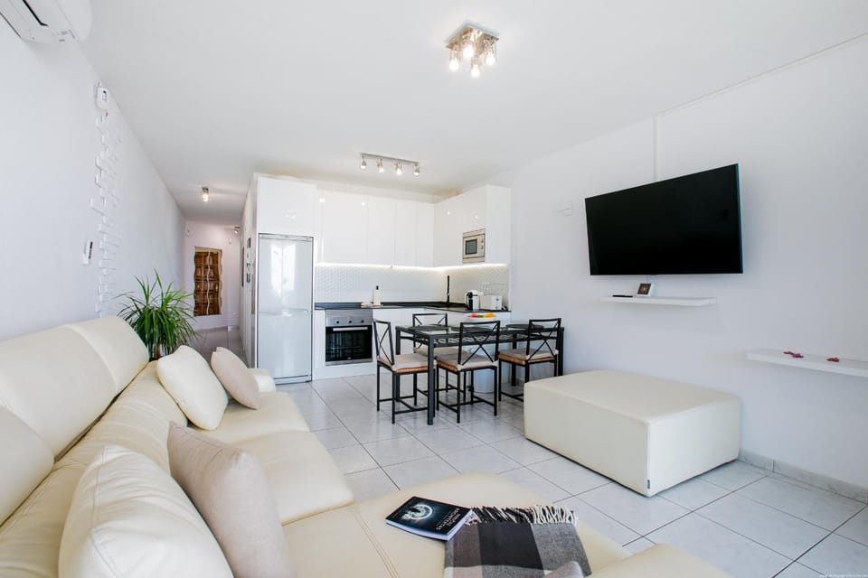 Communal lounge/ TV room, TV and multimedia, Living room, Seating area, Dining area