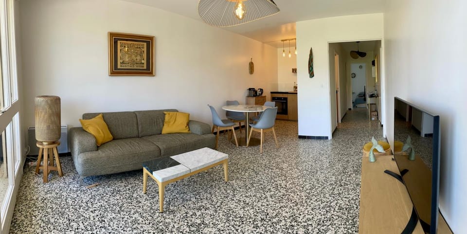 Communal lounge/ TV room, TV and multimedia, Living room, Dining area