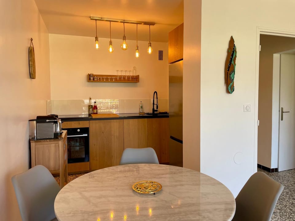 Kitchen or kitchenette, Dining area, oven, stove