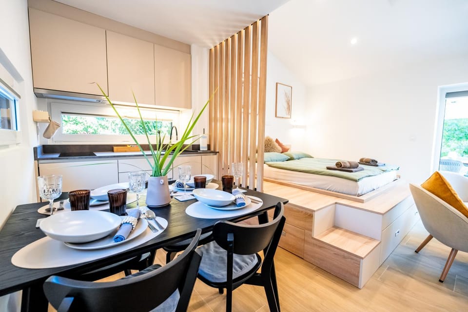 Kitchen or kitchenette, Dining area