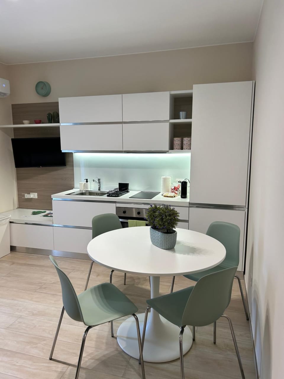 Kitchen or kitchenette, Seating area, Dining area
