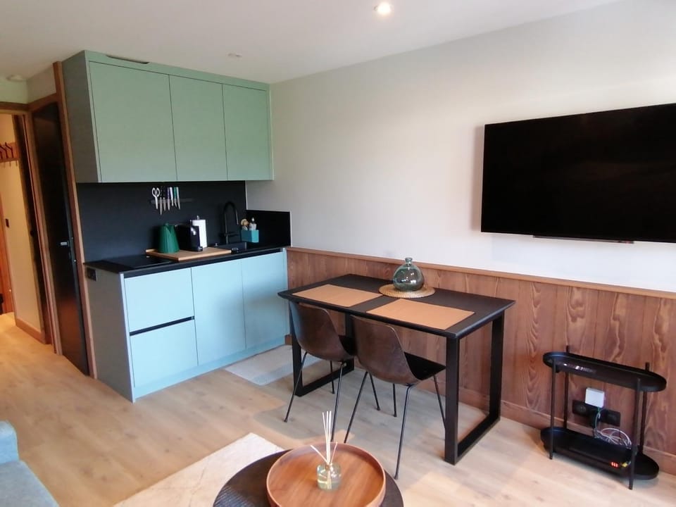 TV and multimedia, Coffee/tea facilities, Dining area, stove