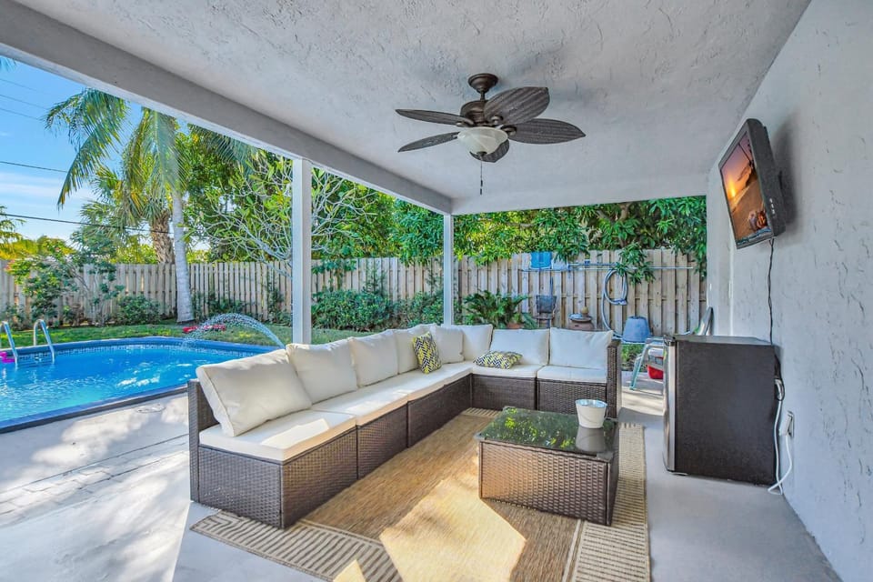 Boca Beauty - Stylish Home with Pool home House in Boca Raton