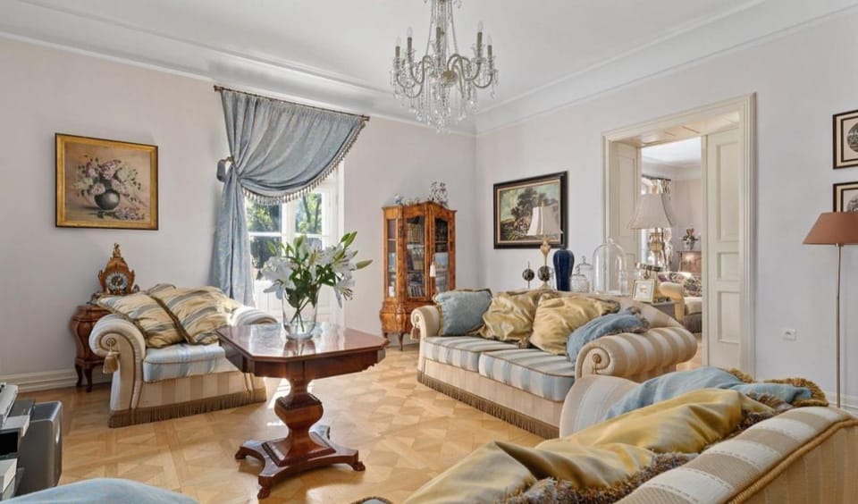 Communal lounge/ TV room