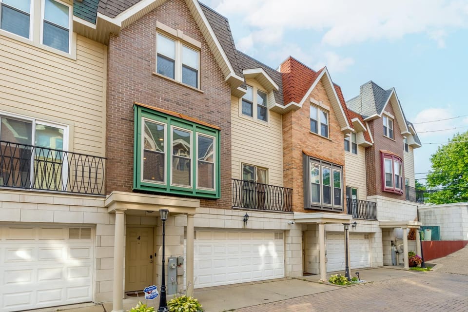 Windy City Getaway - 3BR 2BA Chicago Townhouse home House in Chicago