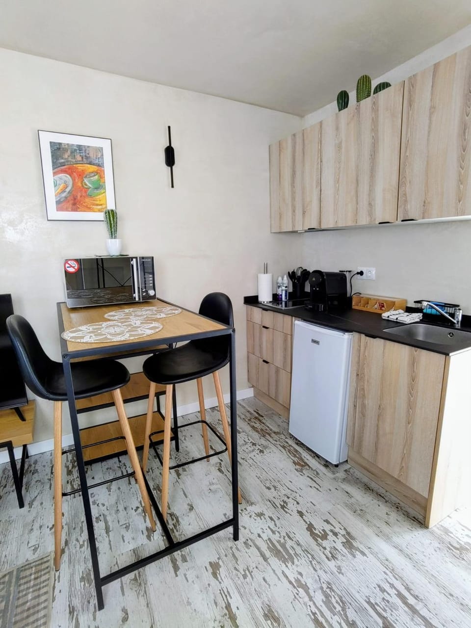 Coffee/tea facilities, Kitchen or kitchenette, Dining area, microwave, minibar, stove, toaster