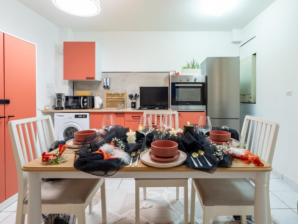 Coffee/tea facilities, Kitchen or kitchenette, Dining area, microwave, oven, stove, toaster, washing machine