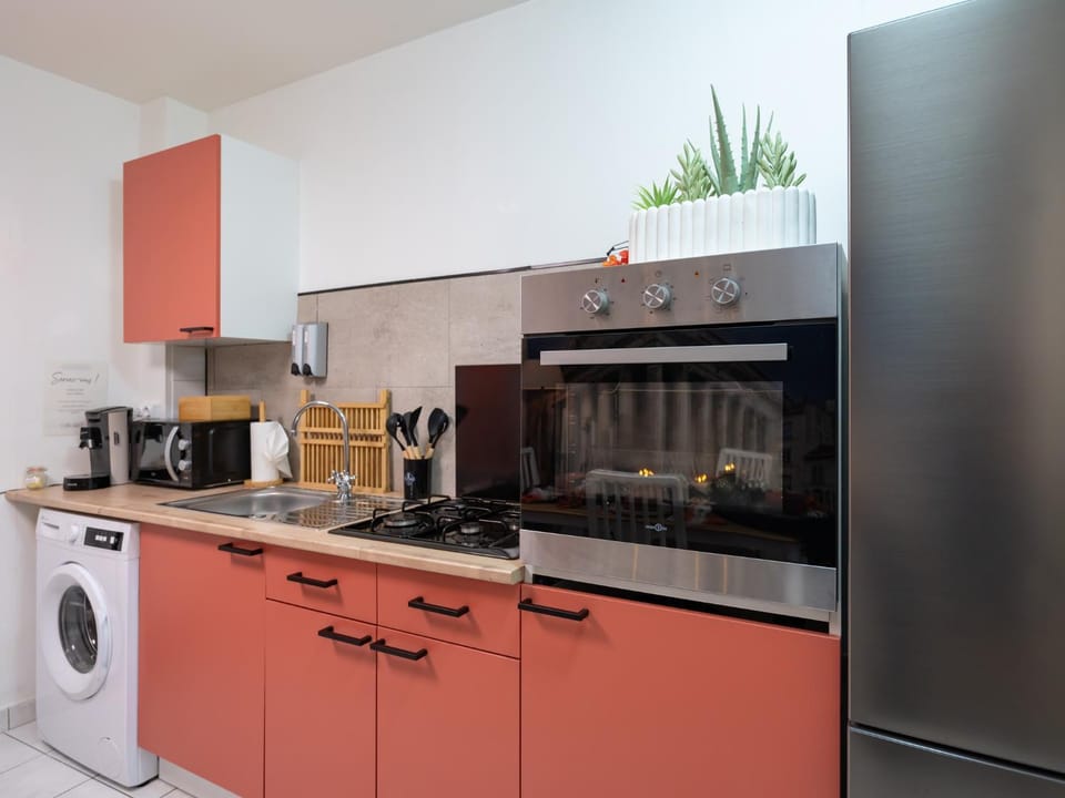 Coffee/tea facilities, Kitchen or kitchenette, oven, stove, toaster, washing machine