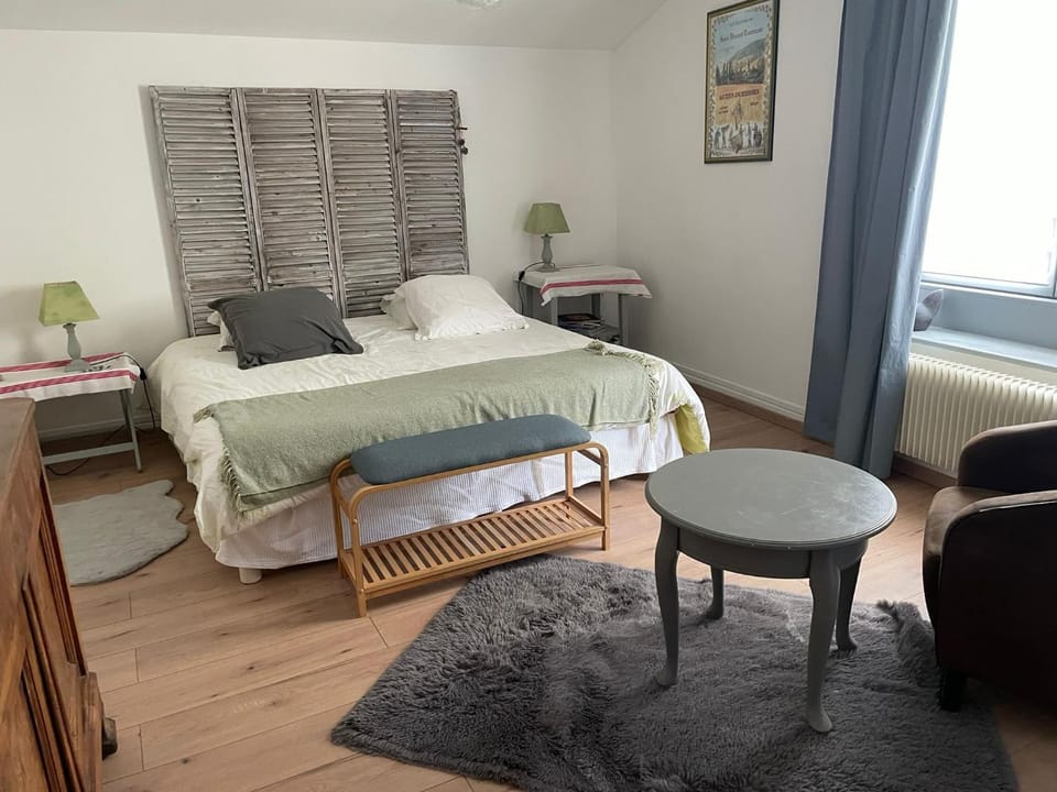 Photo of the whole room, Bedroom