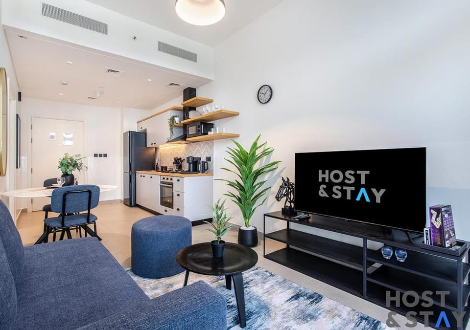 TV and multimedia, Kitchen or kitchenette, Living room, Seating area, Dining area