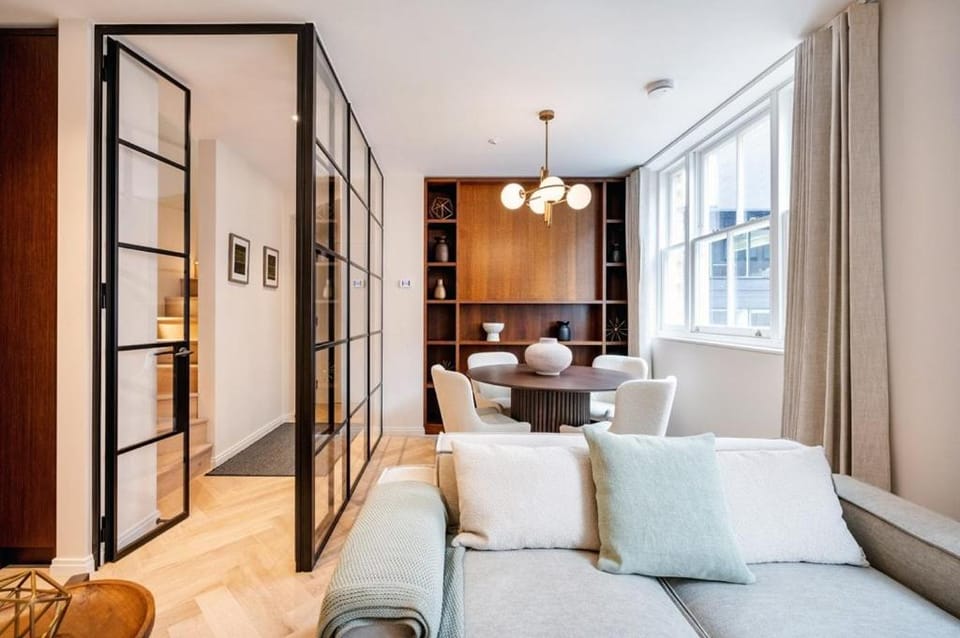 Covent Garden 2 bed 2 bath duplex Apartment in City of Westminster