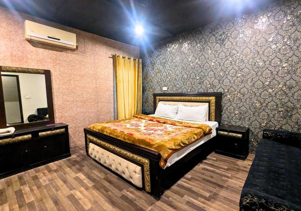 Bed, Seating area, Bedroom, hair dresser, air conditioner