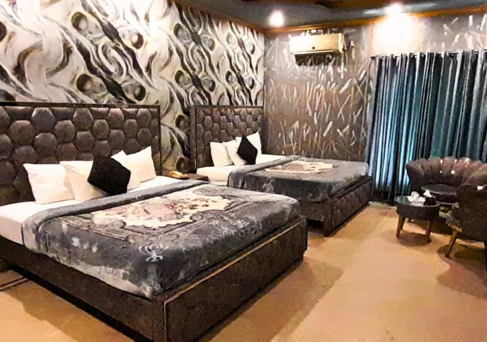 Bed, Seating area, Bedroom, air conditioner