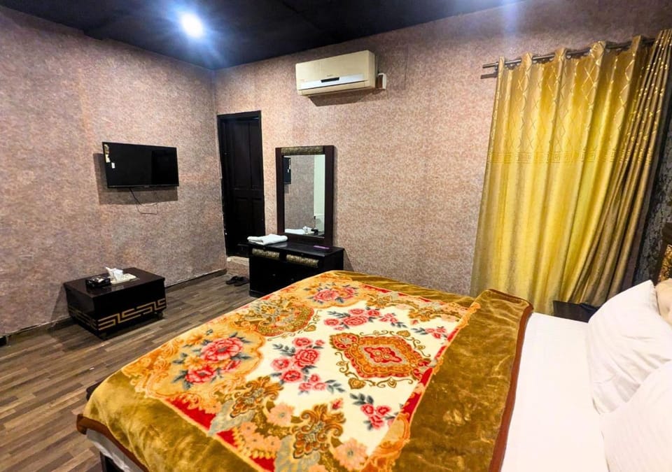 Bed, TV and multimedia, Bedroom, hair dresser, air conditioner