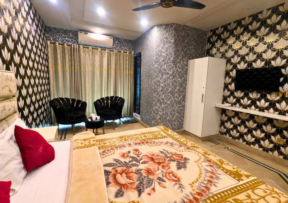 Bed, TV and multimedia, Seating area, Bedroom, wardrobe, air conditioner