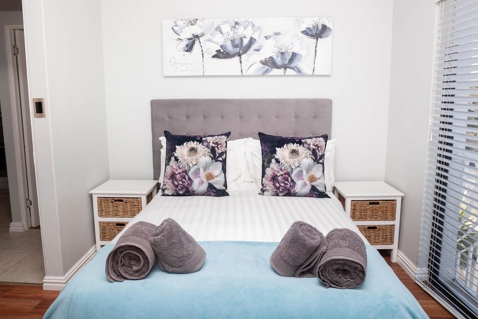 Bed, Bedroom, towels