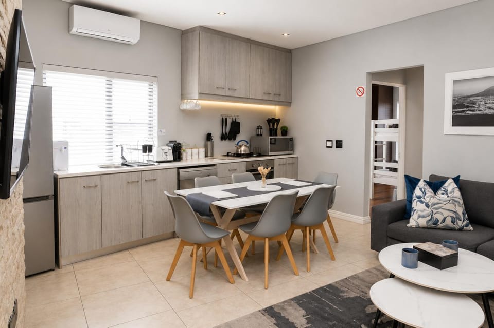 Lounge or bar, Dining area, kitchen
