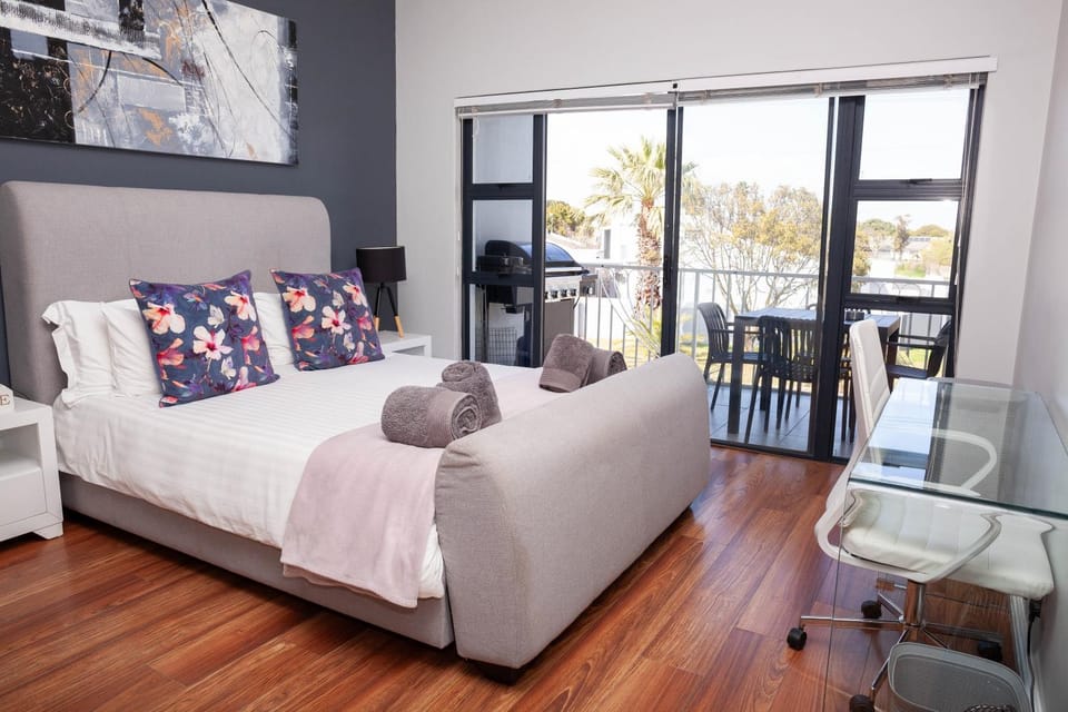 Restaurant/places to eat, Bed, Activities, BBQ facilities, Coffee/tea facilities, Balcony/Terrace, Beach, Bedroom, Mountain view, Mountain view, towels, wardrobe, washing machine