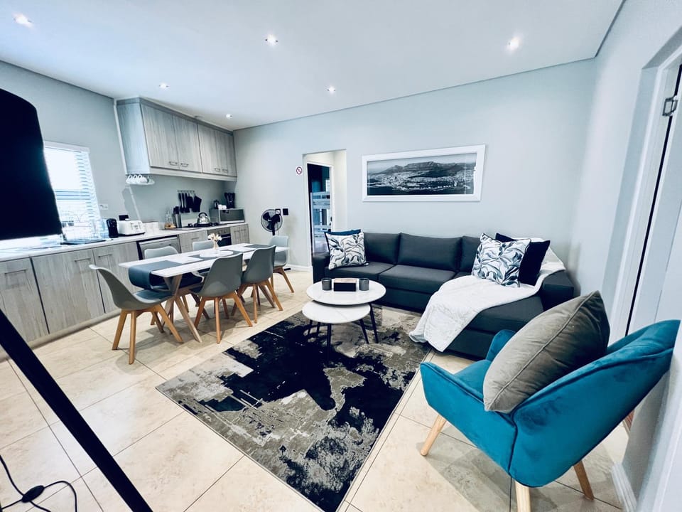 TV and multimedia, Kitchen or kitchenette, Living room, Seating area, Dining area