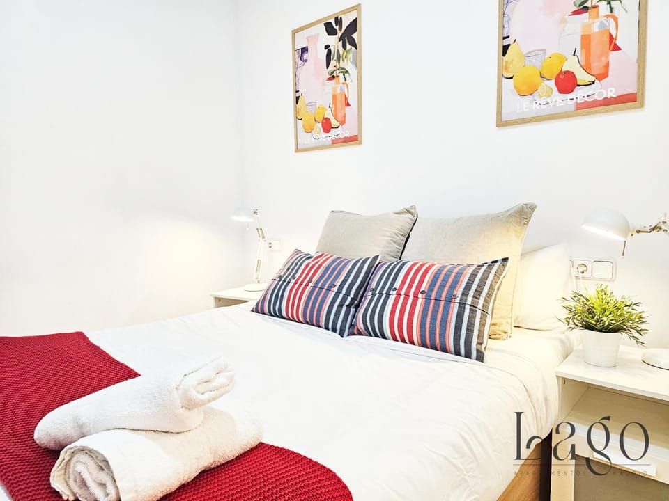 Bed, towels
