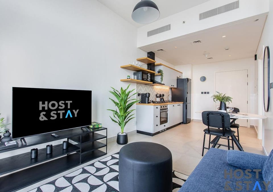 TV and multimedia, Kitchen or kitchenette, Living room, Seating area, Dining area