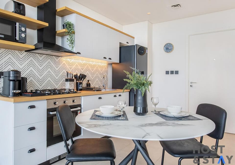 Coffee/tea facilities, Kitchen or kitchenette, Dining area, stove, toaster