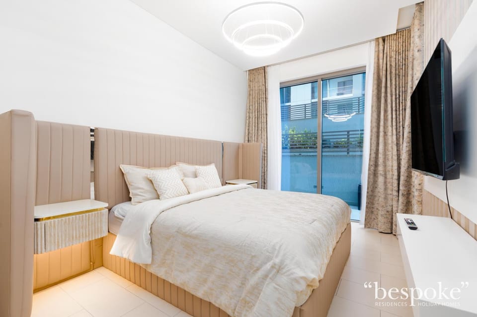 Bed, TV and multimedia, Bedroom