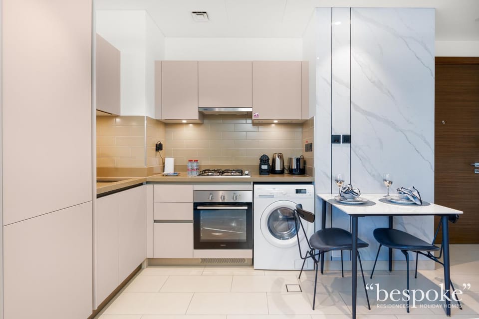 Coffee/tea facilities, Kitchen or kitchenette, Dining area, oven, stove