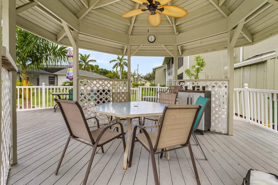 Waterfront Living, Stunning Sunsets, Community Pool - Condo Amber Sunset - Roelens House in Cape Coral