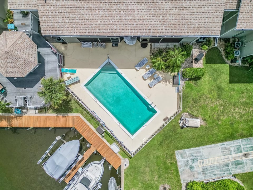 Waterfront Living, Stunning Sunsets, Community Pool - Condo Amber Sunset - Roelens House in Cape Coral