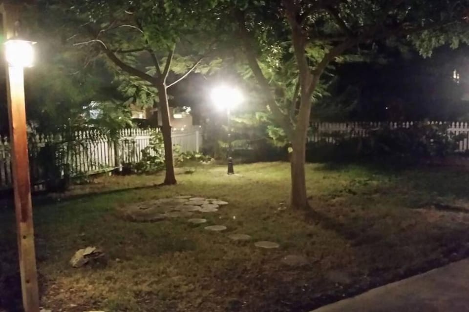 NEW Beach Quinta 2bed 2 bath Beautiful Yard Tranquility House in Lake Worth
