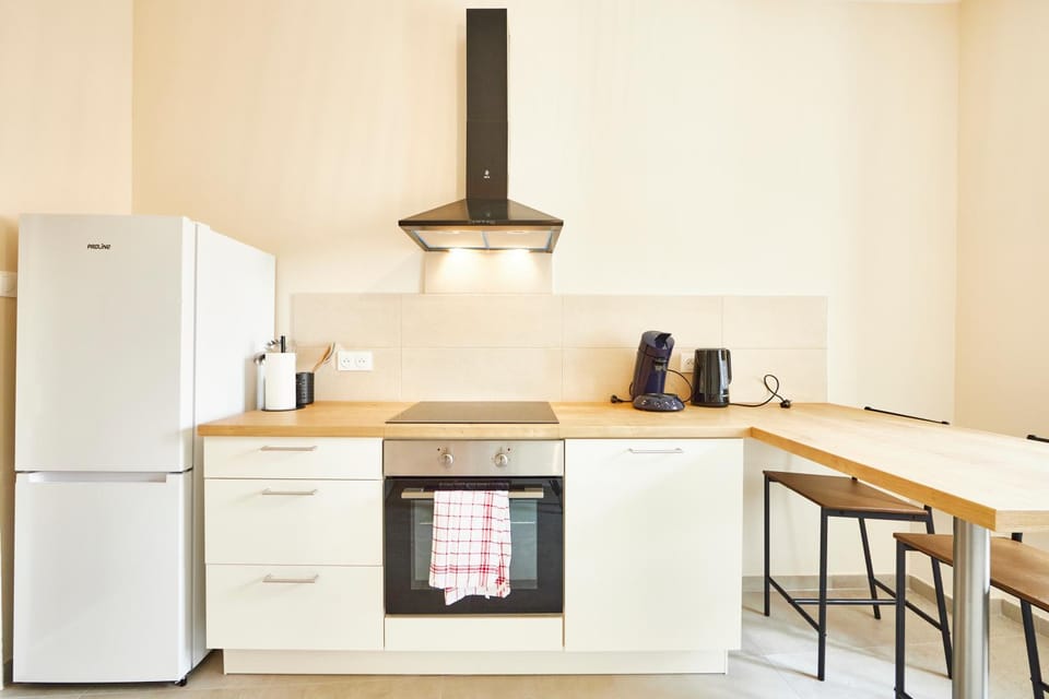 Coffee/tea facilities, Kitchen or kitchenette, Dining area, oven