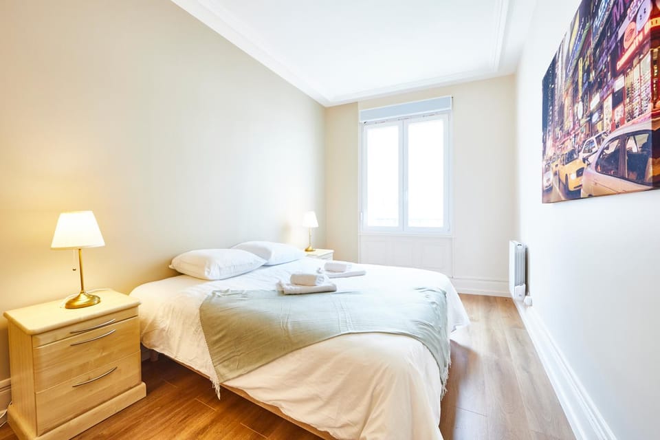 Bed, Photo of the whole room, Bedroom, towels