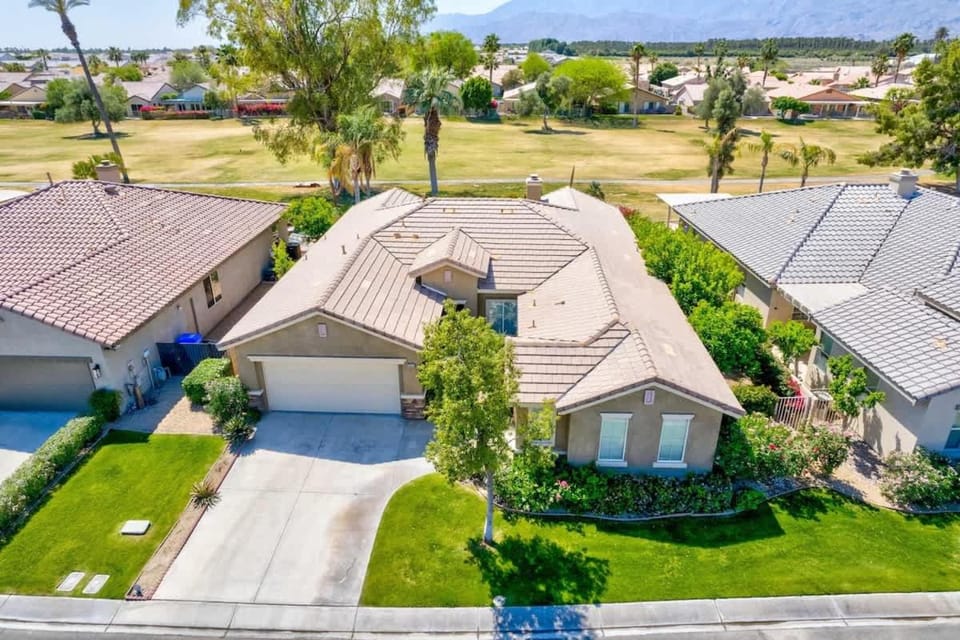 Indio Oasis Pool, Hot Tub, Desert Retreat House in Indio