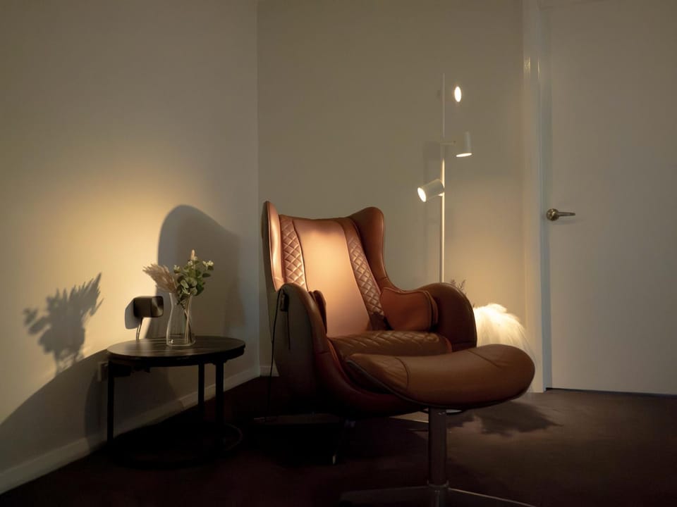 Massage, Living room