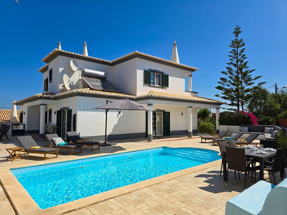Dining area, Pool view, Swimming pool, Swimming pool, sunbed