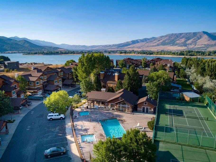 Lakeside Escape with Hot Tub House in Huntsville