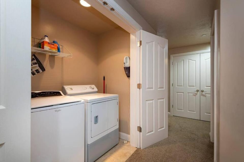 Lakeside Escape with Hot Tub House in Huntsville