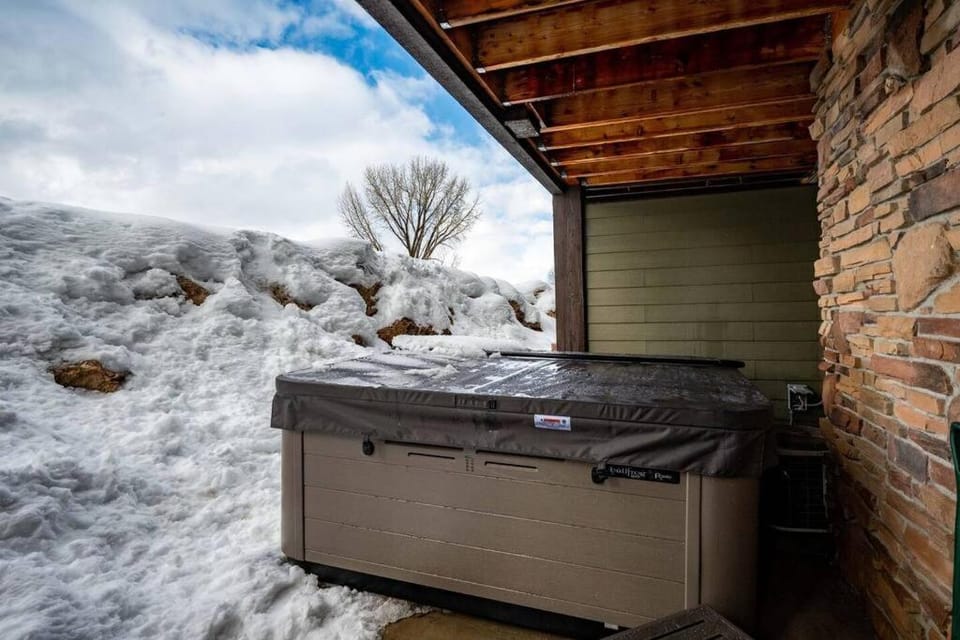 Lakeside Escape with Hot Tub House in Huntsville