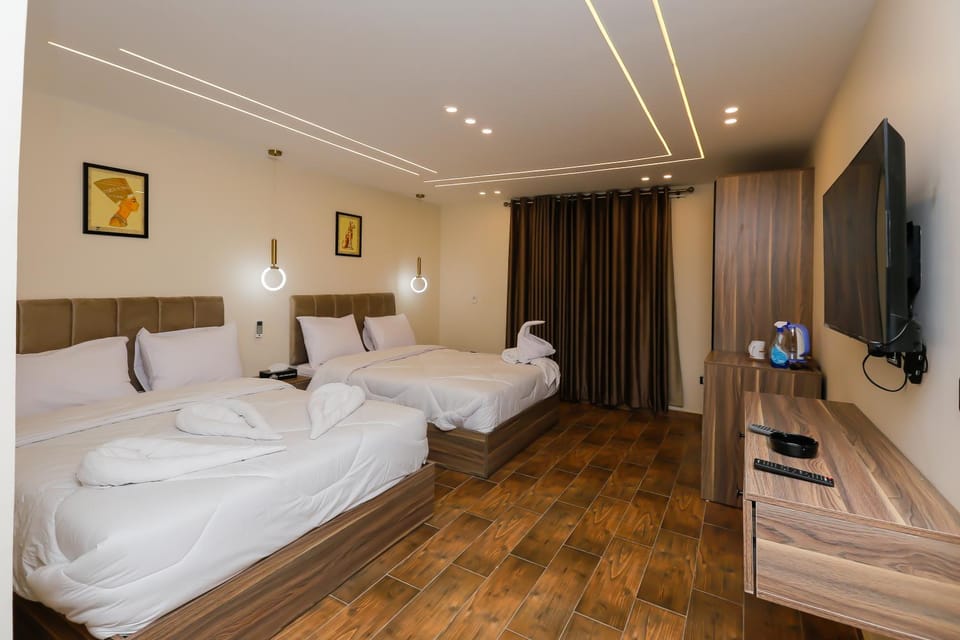 Bed, TV and multimedia, Photo of the whole room, Bedroom